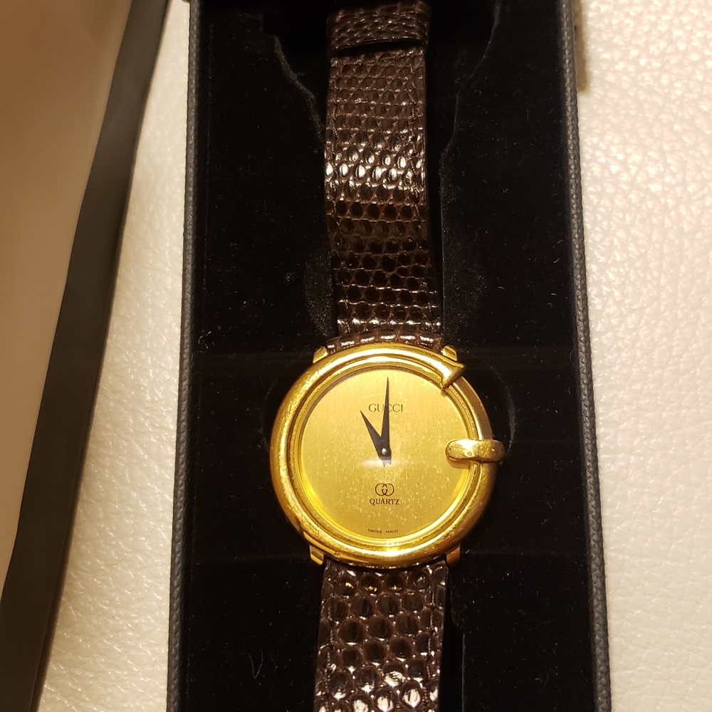 Gucci vintage watch scratch on the back last picture Price Firm - Picture 7 of 10